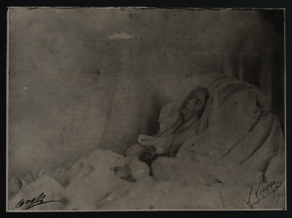 Photographie (contretype ancien) de Rachel sur son lit de mort - Patrimoine Charles-André COLONNA WALEWSKI, en ligne directe de Napoléon